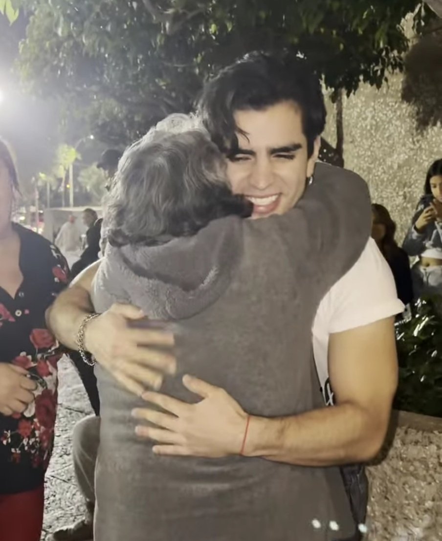 JustJuds0's tweet image. La señora tan linda diciéndole que lloró y votó mucho por él, y todavía le habla a su mamá para decirle que es Aarón.🥹💖
En serio, Aarón conquistó el corazón de chicos y grandes, me llena el alma ver que tanta gente lo ama y que descubrieron su gran corazón. 💞✨