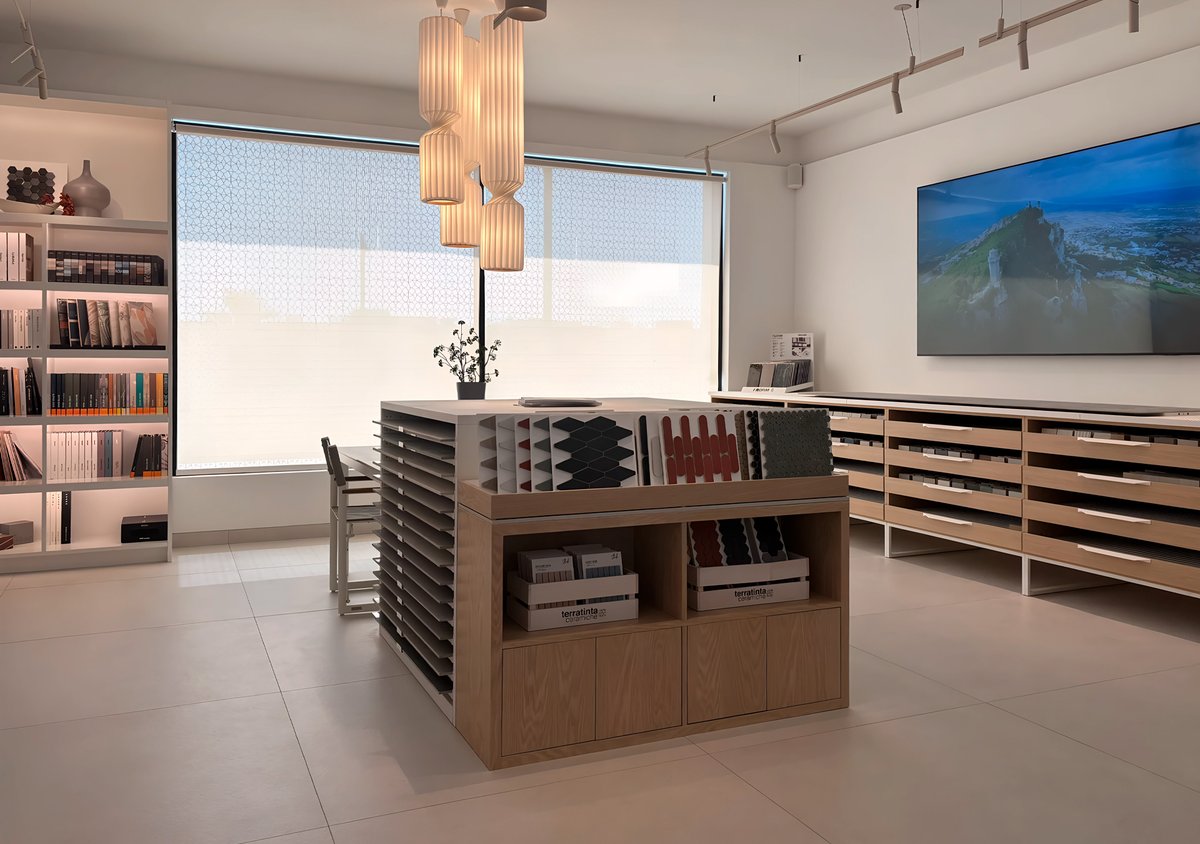 inscaOficial's tweet image. Cuando el diseño y la fabricación van de la mano, el resultado se nota.

En su nuevo showroom de Jumeirah (Dubái), Sanipex disfruta de un espacio expositivo que potencia la experiencia del cliente: orden, accesibilidad y una estética impecable.

#ShowroomDesign #TileDisplay