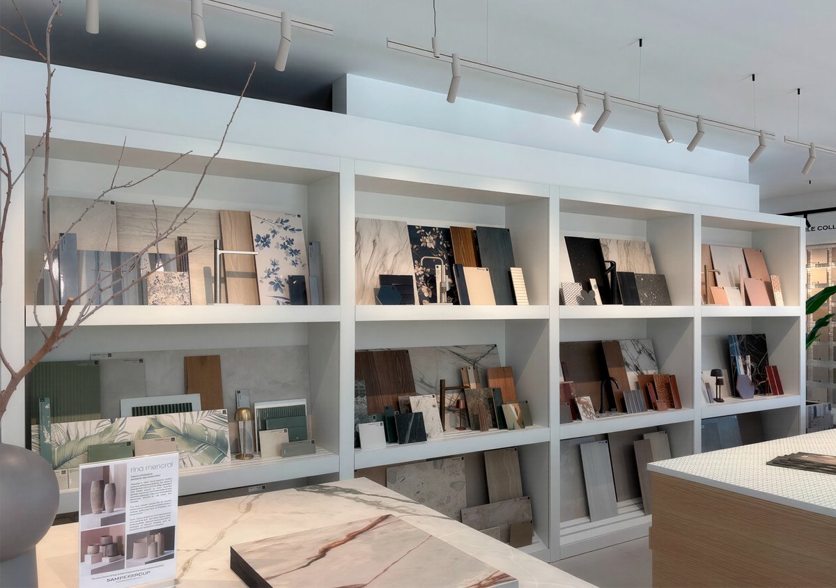 inscaOficial's tweet image. Cuando el diseño y la fabricación van de la mano, el resultado se nota.

En su nuevo showroom de Jumeirah (Dubái), Sanipex disfruta de un espacio expositivo que potencia la experiencia del cliente: orden, accesibilidad y una estética impecable.

#ShowroomDesign #TileDisplay