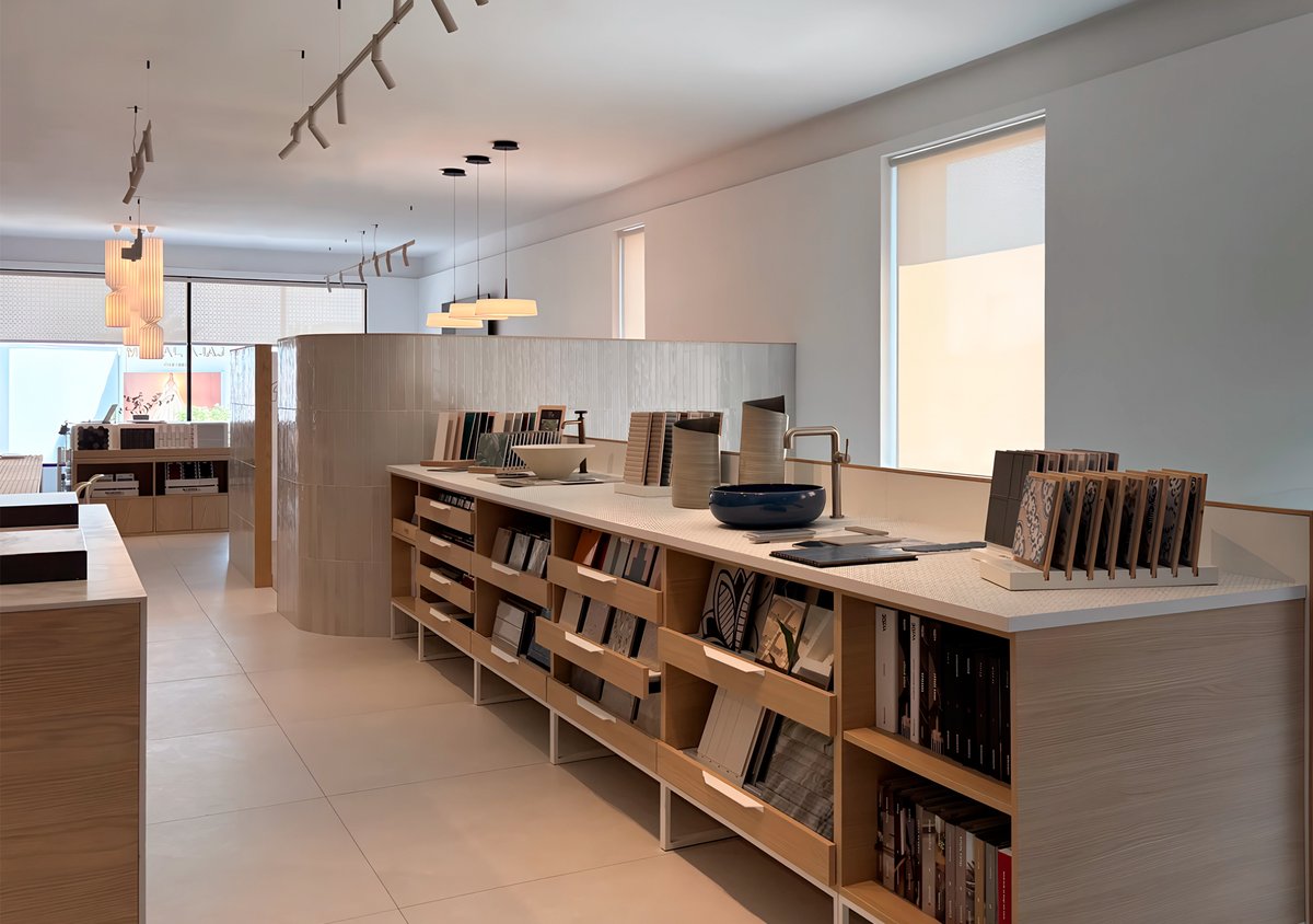 inscaOficial's tweet image. Cuando el diseño y la fabricación van de la mano, el resultado se nota.

En su nuevo showroom de Jumeirah (Dubái), Sanipex disfruta de un espacio expositivo que potencia la experiencia del cliente: orden, accesibilidad y una estética impecable.

#ShowroomDesign #TileDisplay