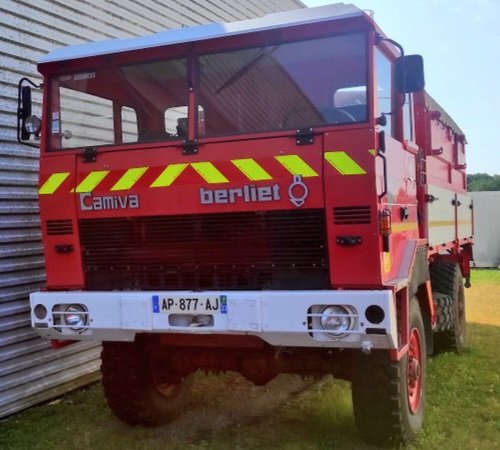 teambestioles's tweet photo. #vintagebestiole

Il semble que la CM de @MCamiva n'aime pas que l'on parle que de ses vieux 🚒
Et paf : FDGP Camiva sur châssis #Berliet GBD 4X4 (version civile du TRM)
Pompe 2000/15, 3 à 4000 m de DN 110
Il a armé le CIS #lasouteraine #sdis23 de 1980 à 2023, une belle longévité https://t.co/ueUZFvTjSu