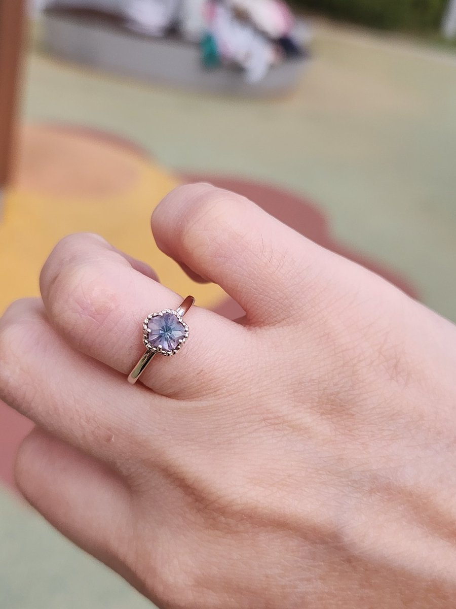 ㅎㅎㅎ 백만년만에 올리는 저의 반지♡♡
금값 고고향진하는 요즘 마켓서 갓가격에 보내주셨어요^^

바컬투멀인데... 너무너무 이쁘지 않아요???