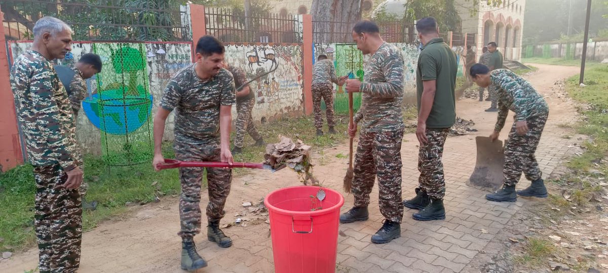 #SpecialCampaign5_0  स्वच्छता अभियान 5.0 के तहत आज दिनांक 22-10-2025 को जिला स्कूल चाईवासा परिसर का साफ सफाई किया गया है। 
<a href="/PIBHomeAffairs/">PIB - Ministry of Home Affairs</a>
<a href="/DARPG_GoI/">DARPG 🇮🇳</a>
<a href="/PMOIndia/">PMO India</a>
<a href="/HMOIndia/">गृहमंत्री कार्यालय, HMO India</a>
<a href="/crpfindia/">🇮🇳CRPF🇮🇳</a>