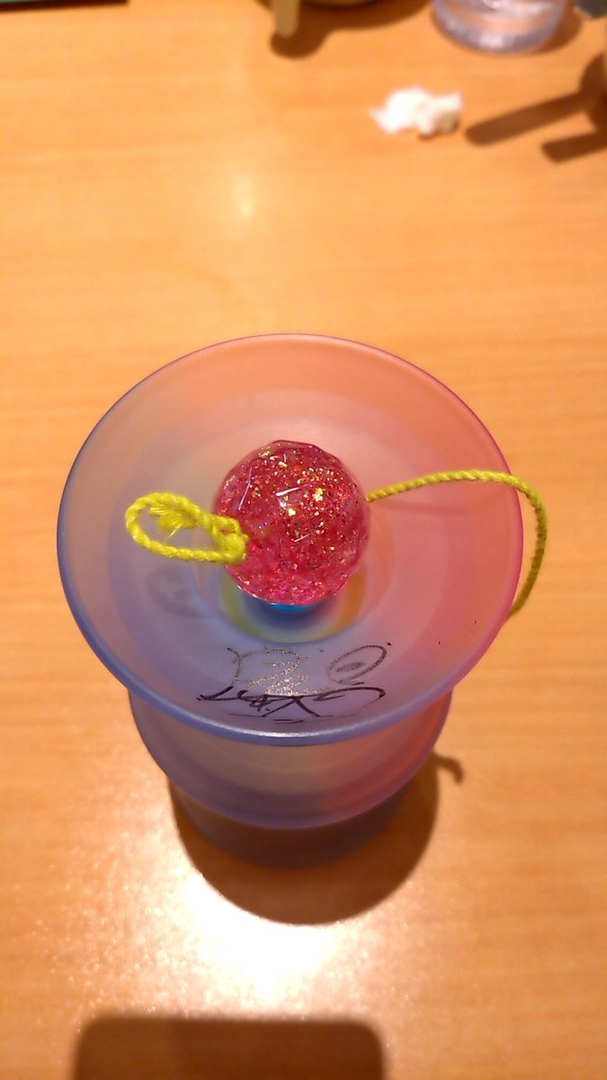 tatsumaru_yoyo's tweet photo. 出先のサイゼリヤでランチ
ハンバーグを堪能中♪☺️✌🏻
C3yoyodesign『コントレイル』
岩倉先生サインver.と一緒に。

コスパ抜群のメニューに毎回
脱帽でございます！🙇🙏🏻

#ヨーヨー #ヨーヨーデ部
#C3yoyodesign #GATE5
#FairyCrystalLab
#コントレイル #飯テロ
#サイゼリヤ #サイゼ飯
#ハンバーグ https://t.co/rJk3f9eTPq