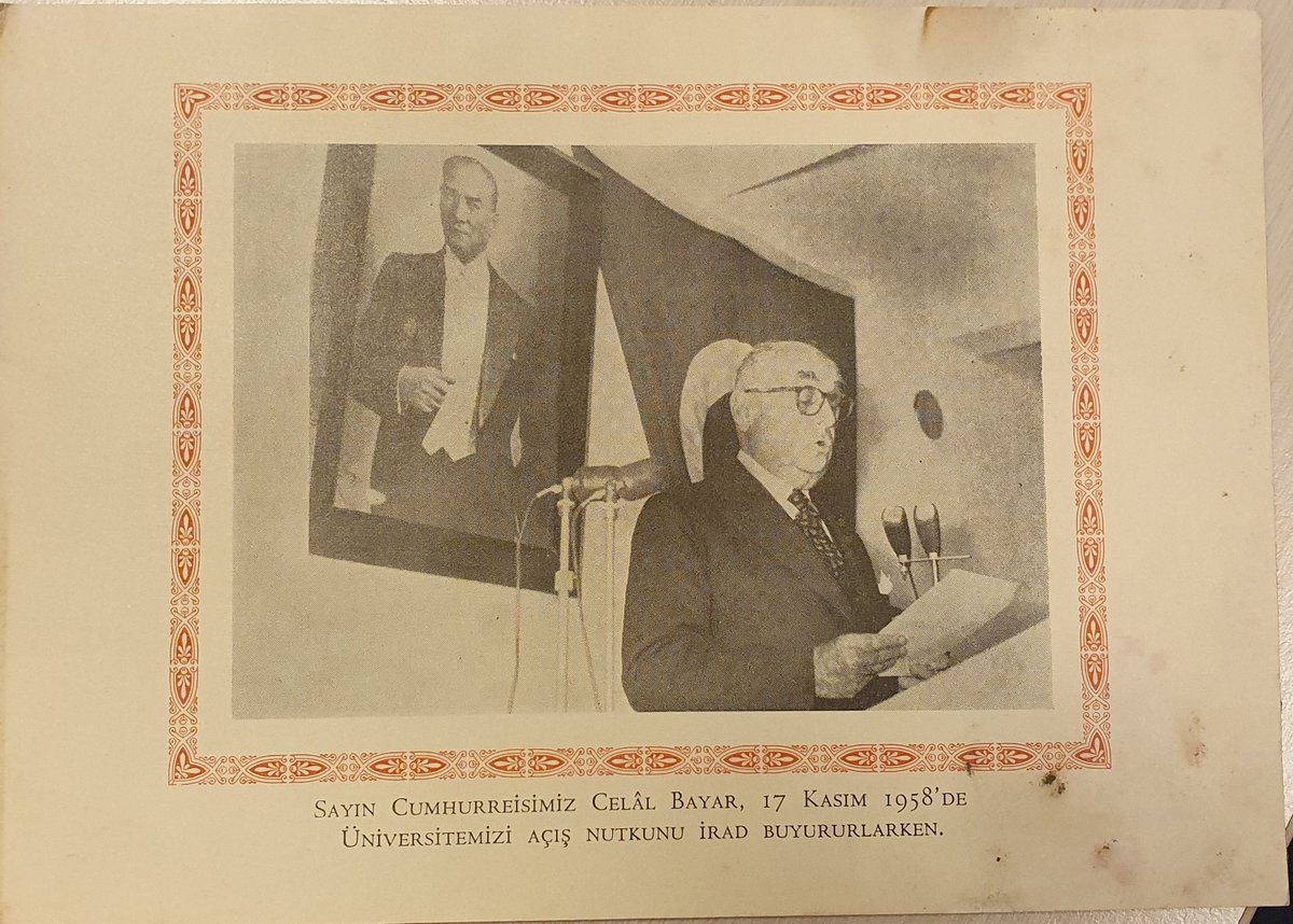 Erzurum Atatürk Üniversitesi açılışı için 17 Kasım 1958 tarihinde Cumhurbaşkanı Celal Bayar ilk dersi yaparken. Kurumun ikinci ders yılı açılış konuşması rektör Prof. Sebahattin Özbek tarafından yapılır <a href="/atauni1957/">Atatürk Üniversitesi</a>