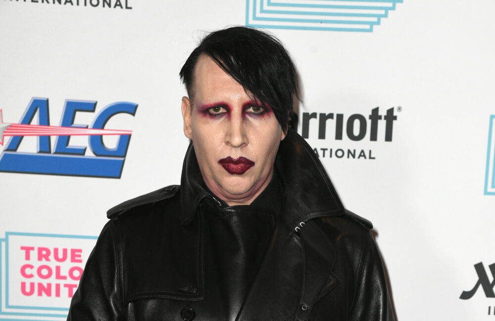 whispussy's tweet image. Manson: I would like to buy mustard and mango 😂🫱

Cashier: That&apos;ll be $67, payment method?

Manson: Facecard 😎