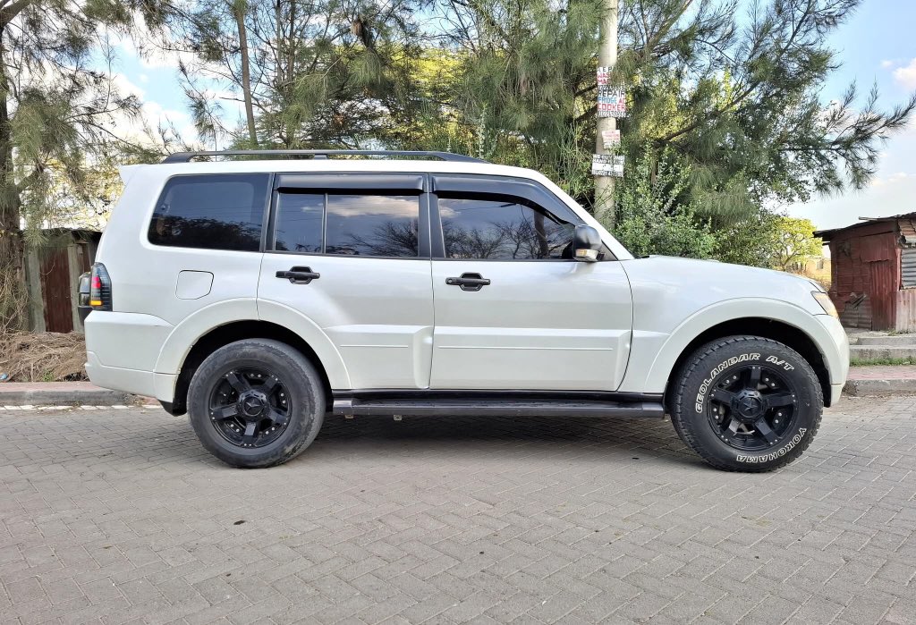 Brian Mburu (@mburubrian254) on Twitter photo Perfect machine ya kuingia gearhaus Drivee.
2013 Mistbubishi Pajero shogun✅
3200cc diesel engine
Automatic transmission,
4wd optional power drive.
New offroad tyres all round.✅
💰ksh 2,999,999
0742962369 Perfect machine ya kuingia gearhaus Drivee.
2013 Mistbubishi Pajero shogun✅
3200cc diesel engine
Automatic transmission,
4wd optional power drive.
New offroad tyres all round.✅
💰ksh 2,999,999
0742962369