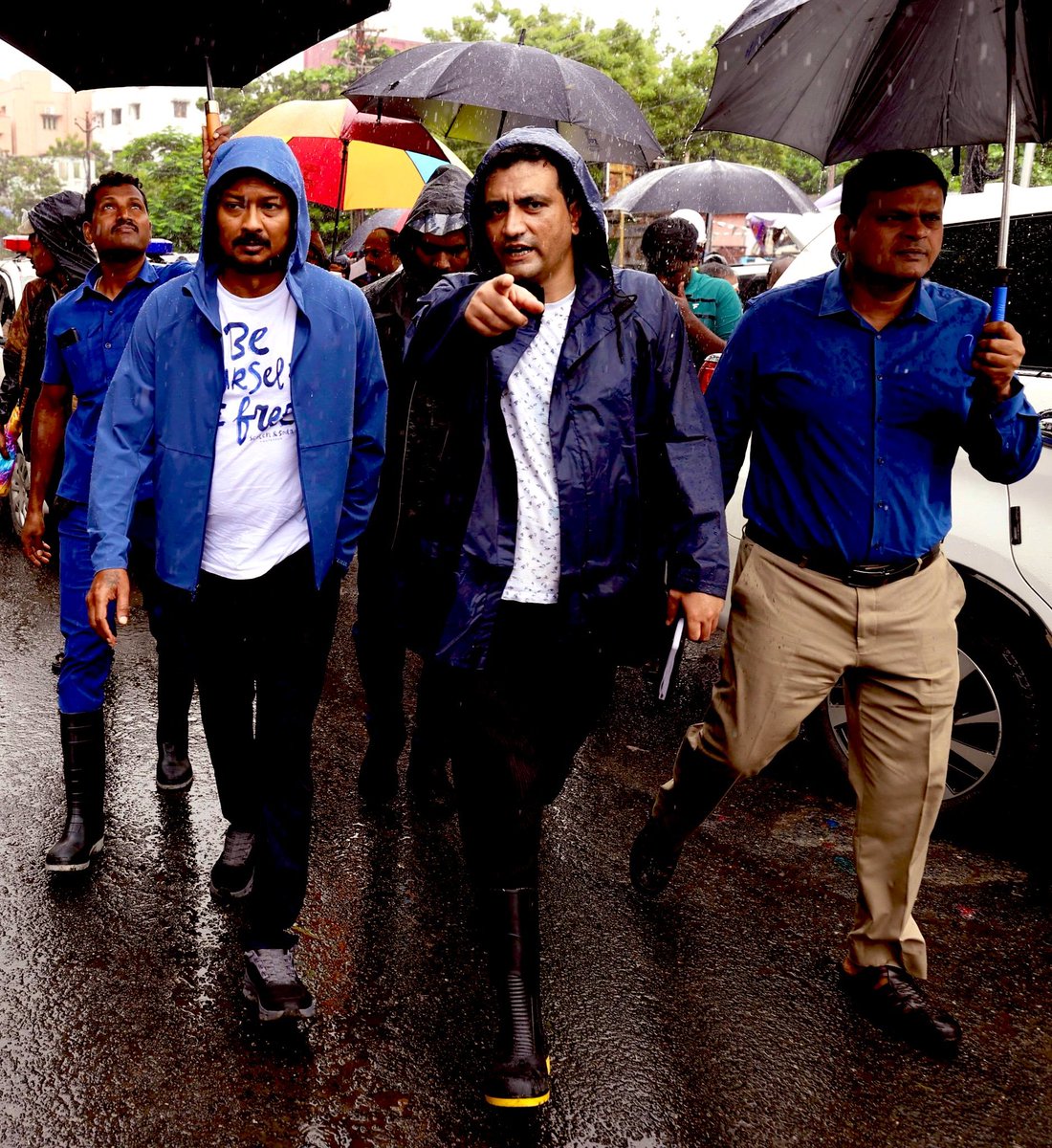 isai_'s tweet image. வீட்டிலேயே இருக்கும் தலைவர் அல்ல, களத்தில் மக்களுடன், மக்களுக்காக நிற்கும் தலைவர்!
#DyCMUdhay 
#NEMonsoon