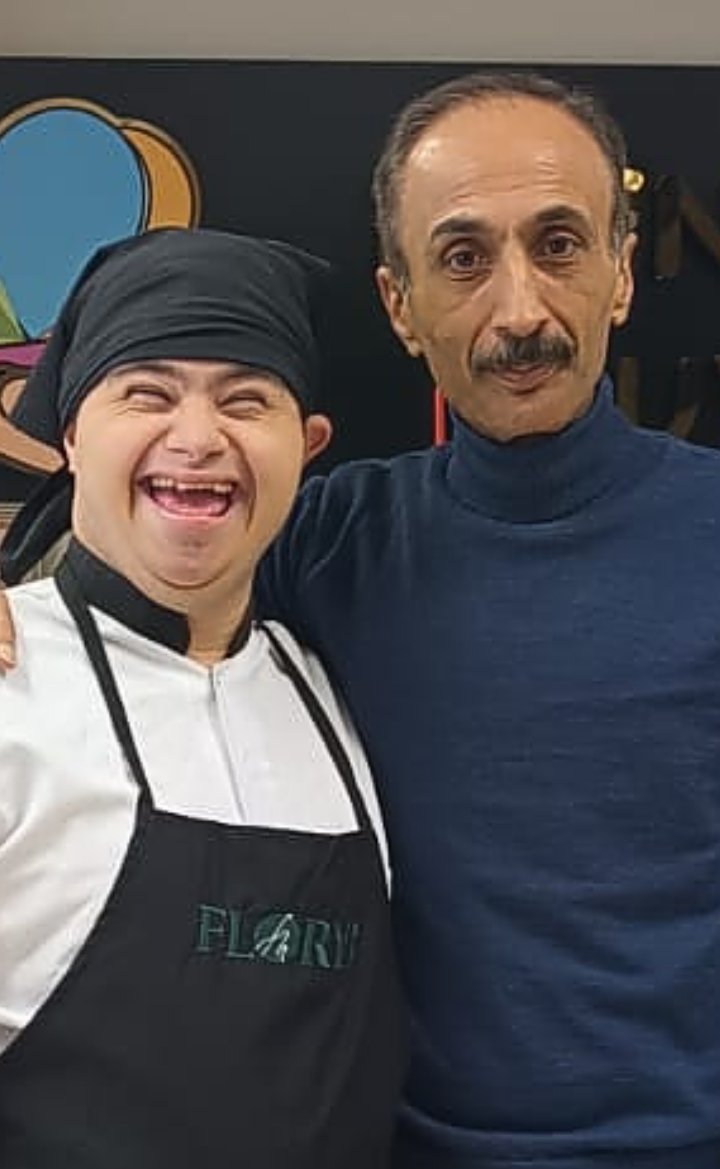 MaviYolu's tweet photo. Size mutluluğun resmini çizemem ama gösterebilirim! 😊🎨
Okulumuzun sevilen öğrencilerinden Ceren’in kankası Kemal olur kendisi 😄👫
Değerli müdürlerimizle birlikte güzel bir anı olsun istedik. 📸🎓
Nice mutlu anılarda buluşmak dileğiyle! 💫🫶 https://t.co/ahhFL7DRZ0