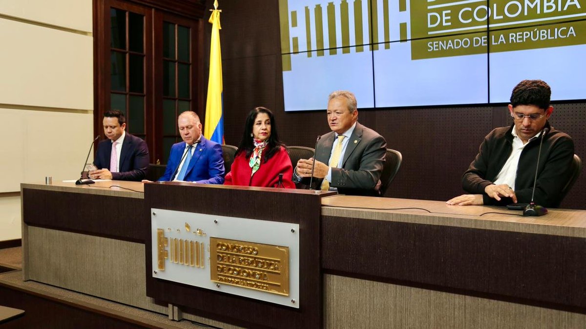El presidente del Consejo Superior de la Judicatura, Jorge Enrique Vallejo Jaramillo, radicó ante el <a href="/SenadoGovCo/">Senado de la República 🇨🇴</a> proyecto de ley que busca definir el destino de bienes incautados en procesos penales desde 1928 y que hoy están bajo custodia del Banco de la República. 🧵1/5