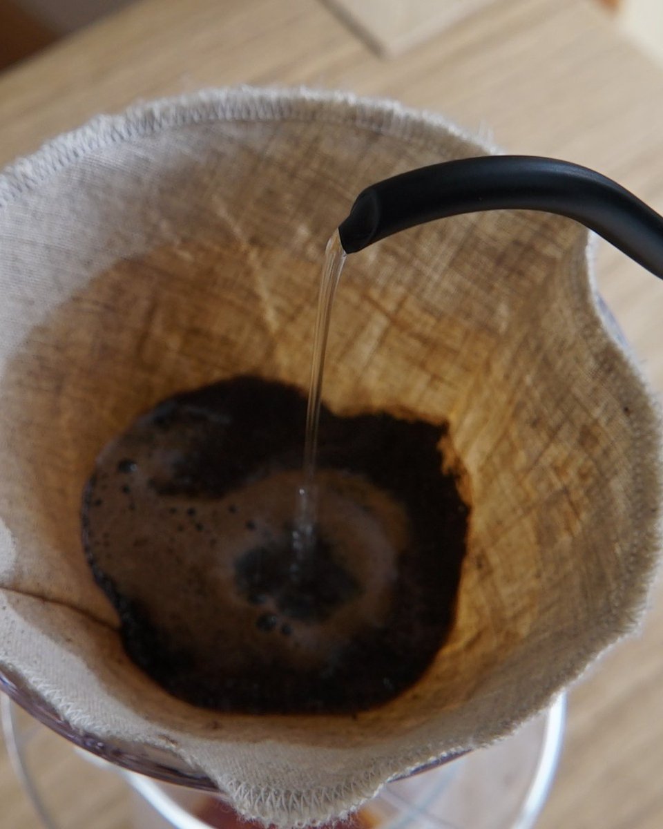 forum_store's tweet image. 急に寒くなりましたね〜！おうちで #ハンドドリップコーヒー はいかがですか？１杯分を入れるのに最適、腕への負担が少なく、注ぎ口はなんと径7mmの極細です。コーヒーを淹れるのが楽しくなる #ドリップポット です。
#珈琲時間  #燕三条 #暮らしと道具forum
forumstore.jp/collections/to…