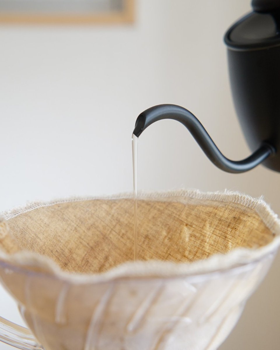 forum_store's tweet image. 急に寒くなりましたね〜！おうちで #ハンドドリップコーヒー はいかがですか？１杯分を入れるのに最適、腕への負担が少なく、注ぎ口はなんと径7mmの極細です。コーヒーを淹れるのが楽しくなる #ドリップポット です。
#珈琲時間  #燕三条 #暮らしと道具forum
forumstore.jp/collections/to…