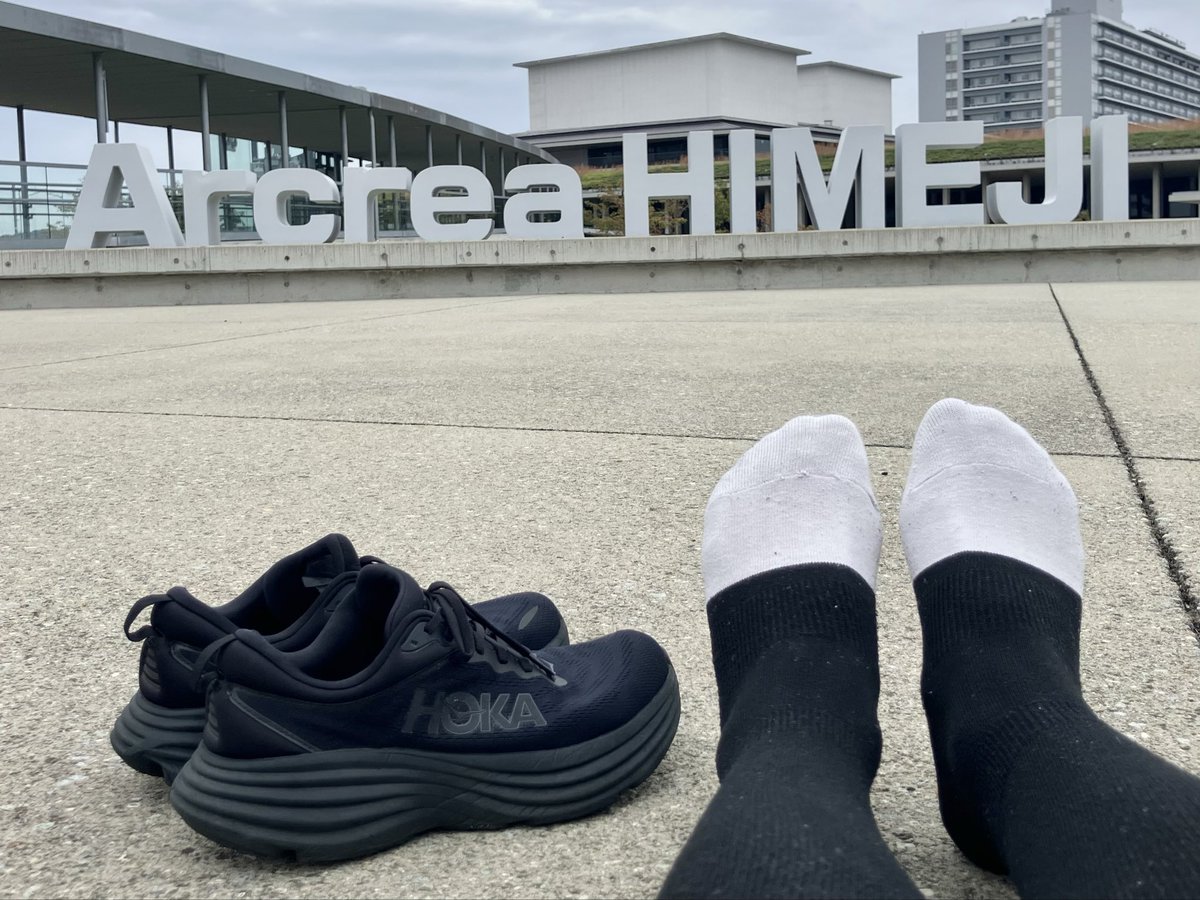 tripstar0522's tweet photo. 今日は姫路で仕事。久々に姫路市内でしごまえ #朝ラン しました。日差しが無い分肌寒く感じました。
雨予報だったので、スーパー厚底のBONDI8を投入しましたが、雨はポツポツ程度でした😅

コース
姫路駅→アクリエひめじ→姫路郵便局→姫路城大手門→市之橋→白鷺橋→姫路駅
 #HOKA  #BONDI8 https://t.co/BO6e7BPC5C