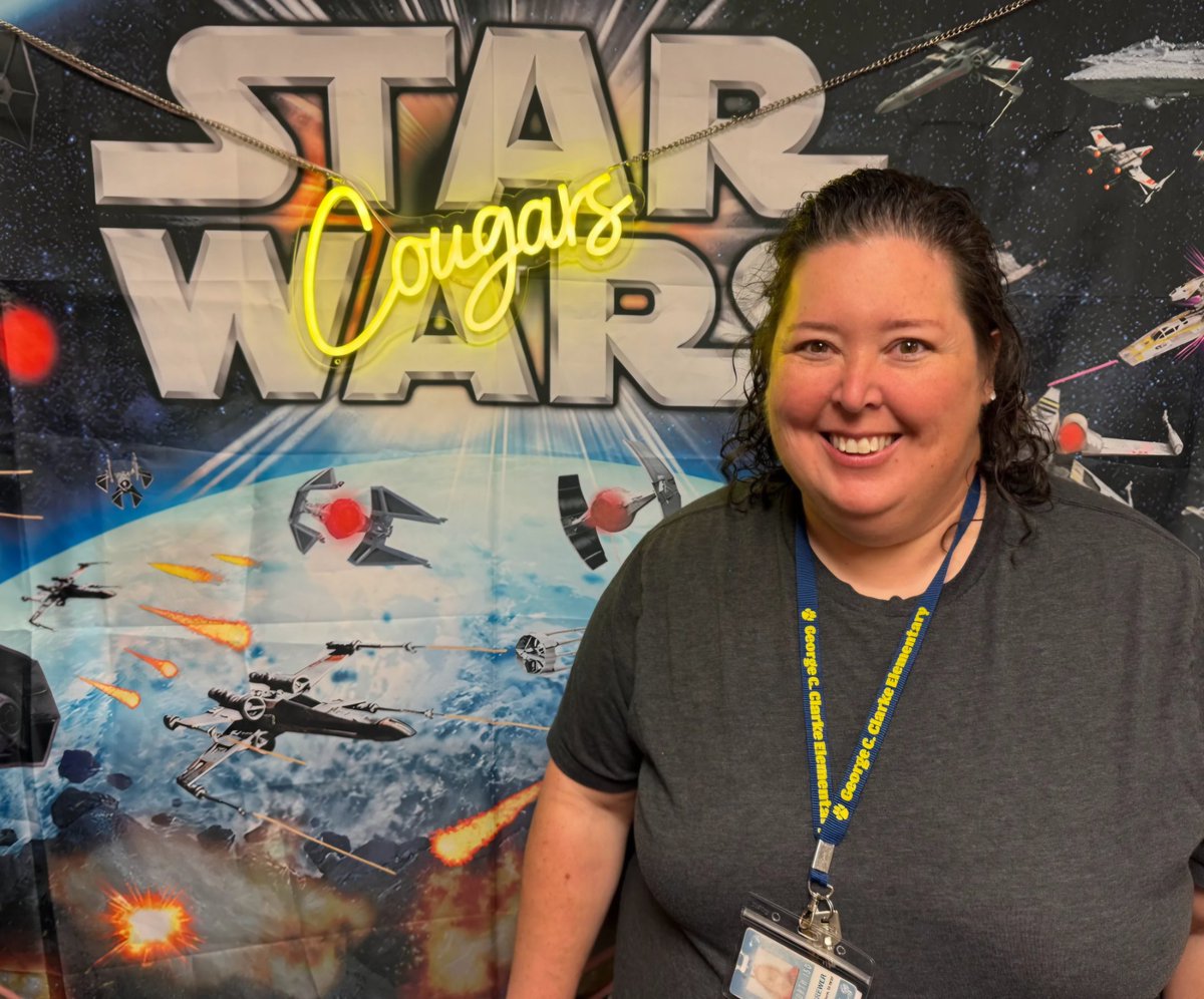 Happy belated birthday to Mrs. Christa Brewer who celebrated her birthday over the weekend! Mrs. Brewer is our amazing art teacher. She engages every grade level in fun artistic projects. Students LOVE going to art class. Happy birthday! ¡Feliz cumpleaños a Mrs. Brewer! 💛💙