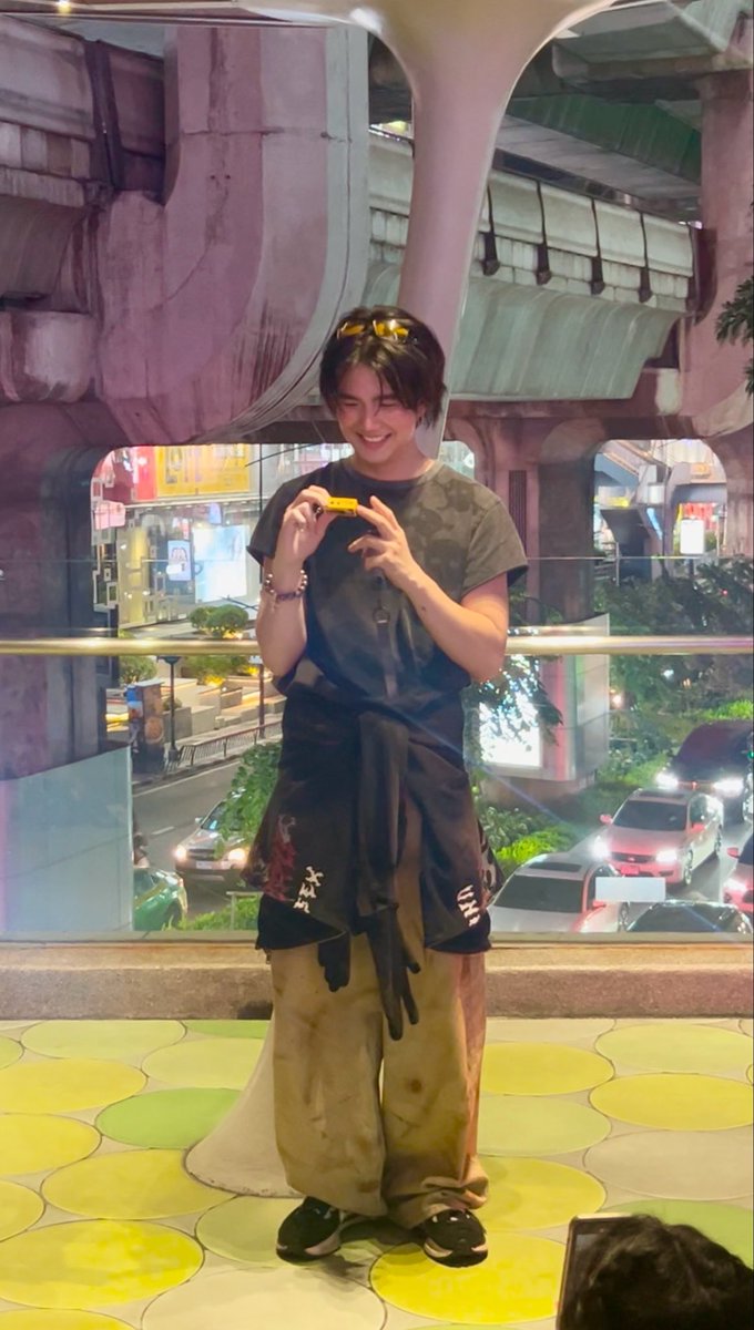 ตัวจริงบิวจิ๋วมากนะ แล้วหน้าตาคือจิ้มลิ้มมากกกก🥹 หน้าเล็กๆแต่มีแก้มโอ้น ตาจมูกปากคือจิ้มลิ้มจริงๆ ตอนยิ้มก็คือยิ้มสวยแจ้มฟูมีลักยิ้มอีก ฮ่อลลล🤏 แล้วก็เป็นคนผิวดีมากกก สามารถนั่งมองได้ทั้งวัน(นั่งมองมาละ😌) ปล.โพสนี้คืออวยลูกล้วนๆค่ะ 🤭🫶💙