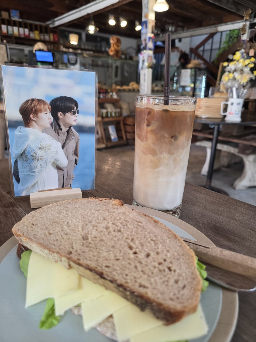 Breakfast at the Crazy In Love fan café 😋 (Landhaus Bakery Bangkok)
With gorgeous boys at my table 🥰

#ZeeNuNewCrazyInLoveConcert
#ZeeNuNew2ndConcert 
#ZeeNuNew