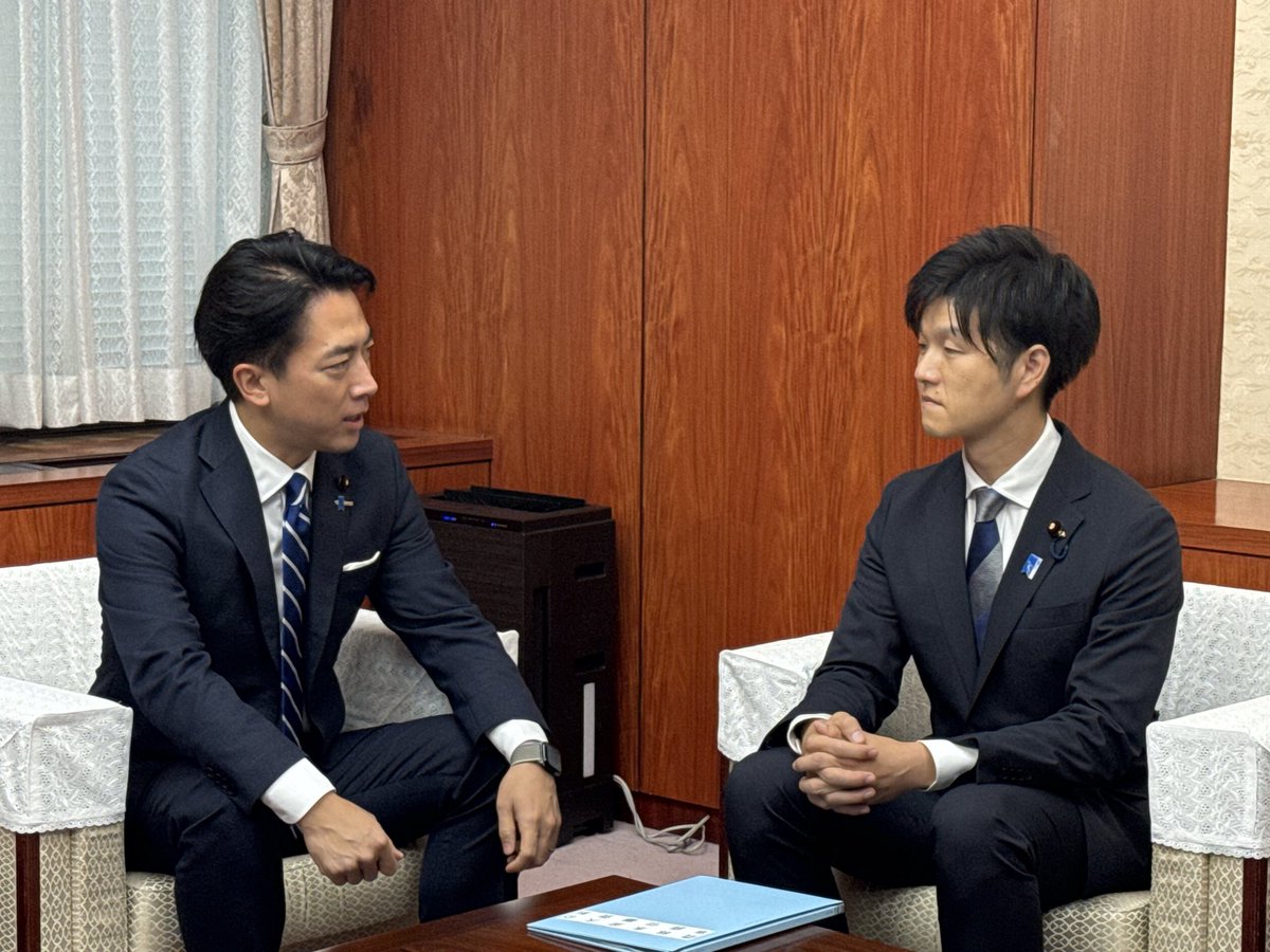 防衛大臣に就任し、鈴木のりかず新大臣に農林水産大臣引き継ぎを行いました。農林水産省の職員経験もあり、自民党きっての農政通の鈴木新大臣を皆さんよろしくお願いします。<a href="/norikazu_0130/">鈴木憲和</a>