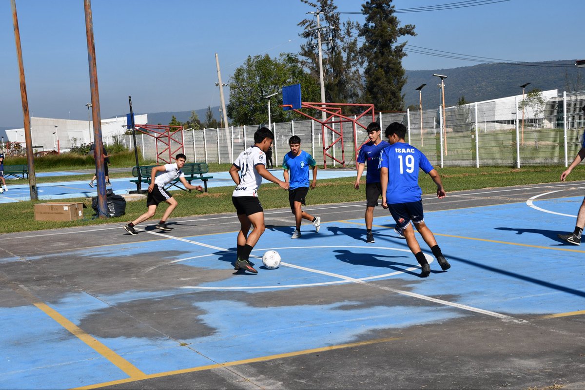 Con motivo de la Semana de las Ingenierías, nuestros estudiantes participaron en un emocionante encuentro deportivo, promoviendo no solo su formación técnica, sino también el desarrollo integral y el trabajo en equipo. ⚽️🏀

#SomosCUCiénega