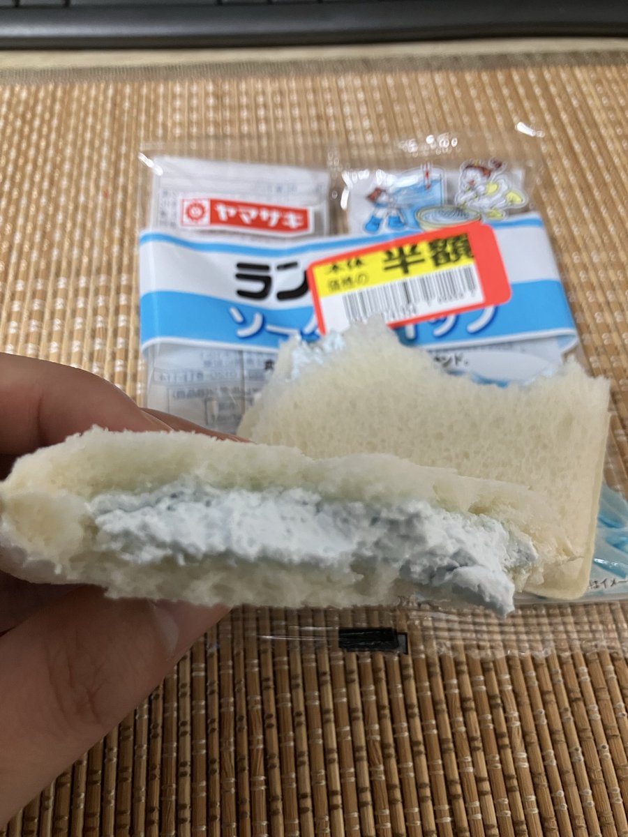 ランチパックのソーダホイップを食べてみました😋

袋を開けた瞬間にソーダの香りがすごいしましたが、味はホイップクリームに少しソーダ味がする程度で爽やかな感じ意外に美味しかったです👍