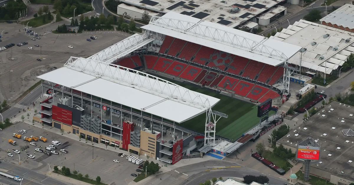 Para el próximo mundial 2026 al BMO Field de Toronto, Canadá le serán colocadas gradas desmontables para llegar a la cifra mínima de capacidad 🇨🇦🍁

Se le añadirán 17. 756 alcanzando 45.736 asientos, dichas gradas serán instaladas en las cabeceras y tras el mundial se retirarán.