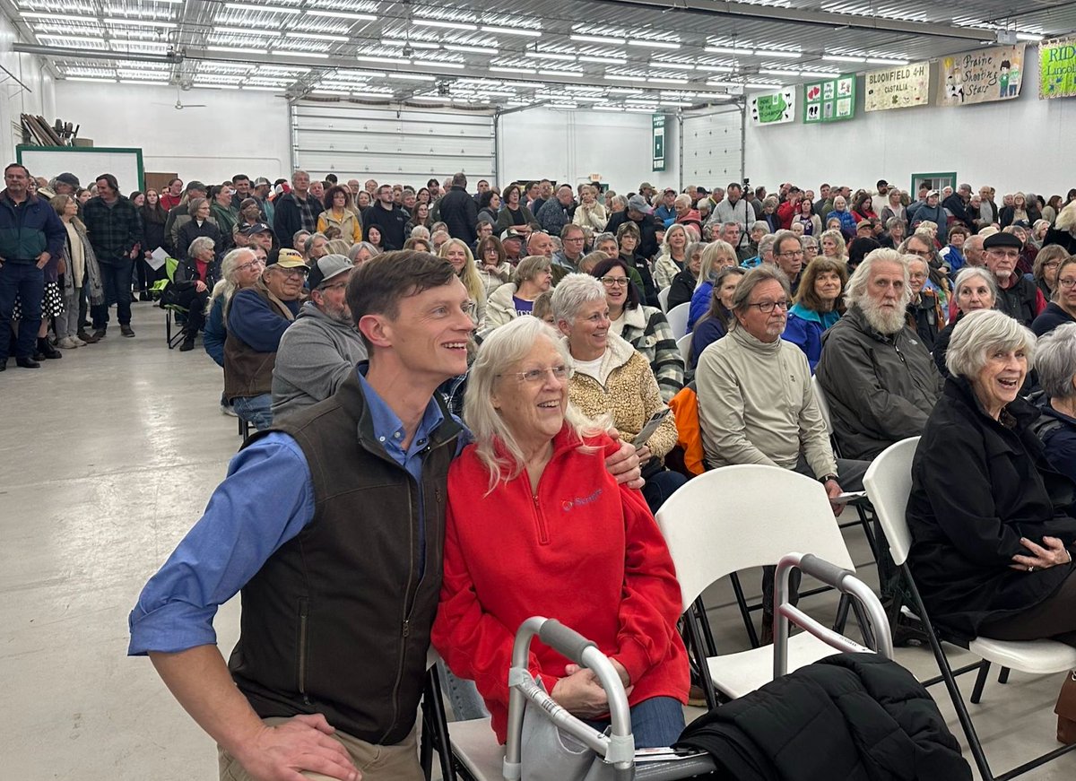 What a way to close out my 100 Town Hall Tour! Thank you, Decorah, for welcoming me home.