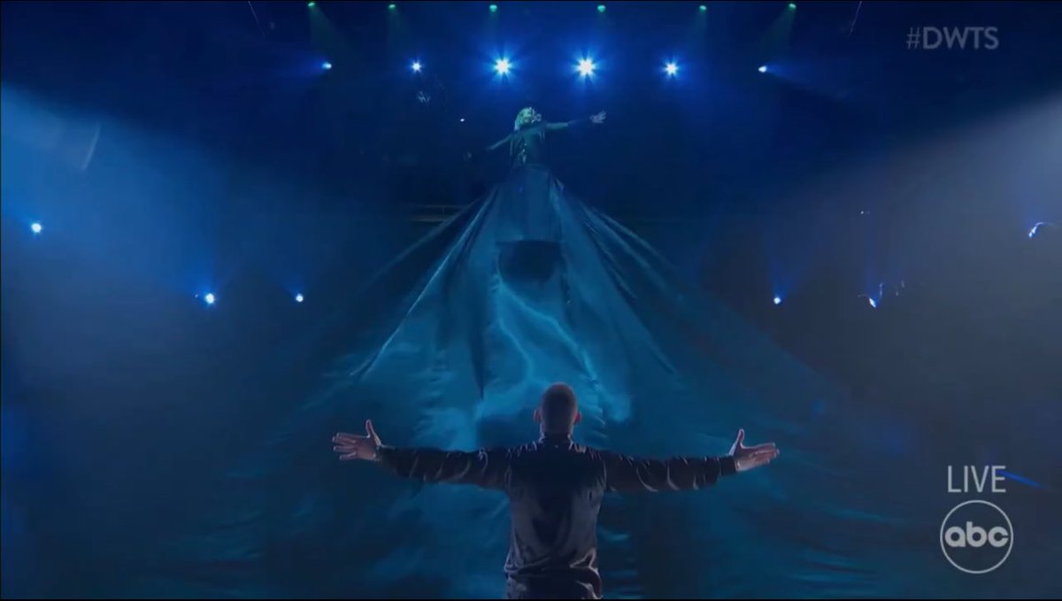 SIXOFHAYA's tweet photo. HANG IT IN THE LOUVRE!!! THEY’VE GOT SPACE NOW #DWTS https://t.co/ndobqv0gRd