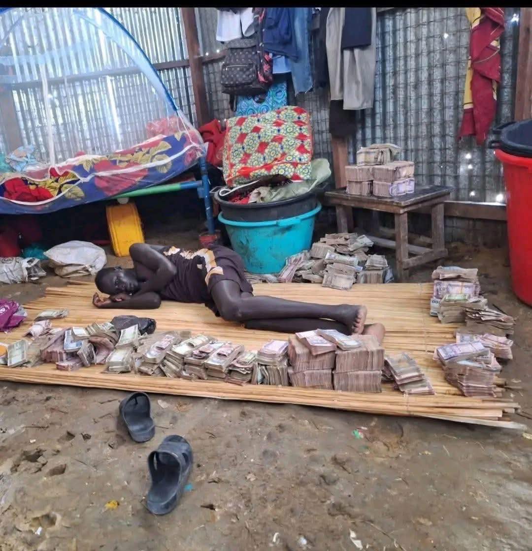 ng_gistme's tweet image. Just me and my money chilling, no flex no show offs ๐