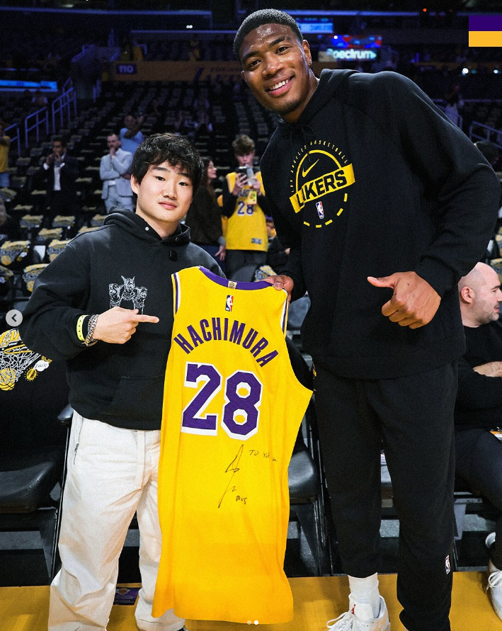📸Yuki is on Lakers game tonight! 🏀🗑️#YT22 #NBA