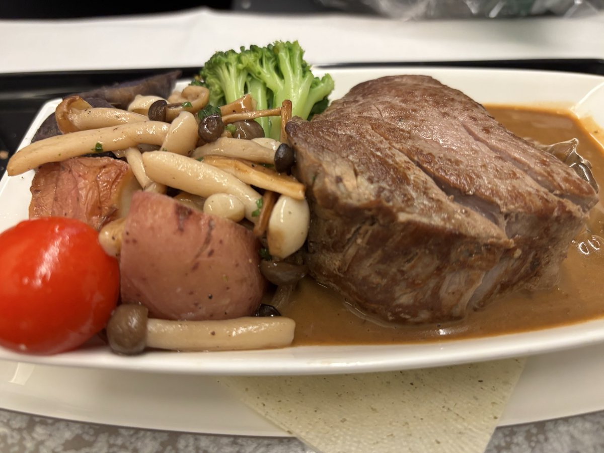 charlieb_lucy's tweet image. 今回もThe Roomでラッキーでした。私は洋食のステーキを頂くことが多いですがアメリカ発の方が日本発よりレアで赤身で美味しい気がします。まぁ、どちらも美味しいのですけど…