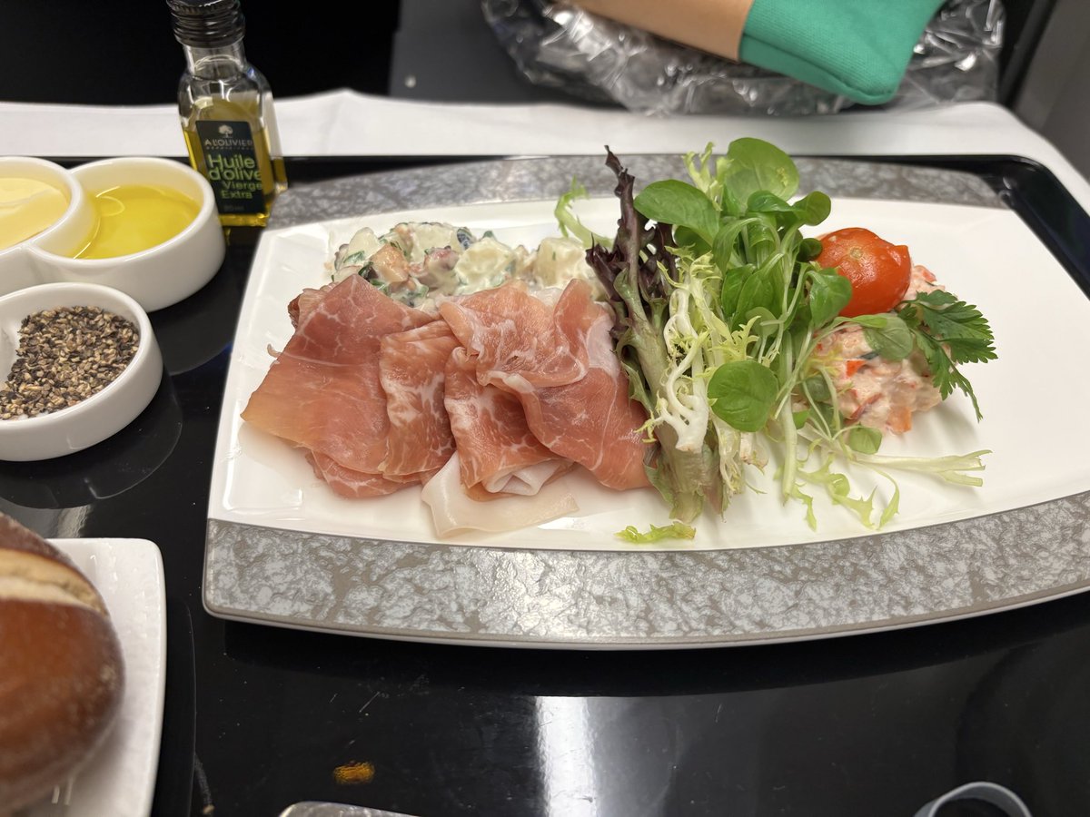 charlieb_lucy's tweet image. 今回もThe Roomでラッキーでした。私は洋食のステーキを頂くことが多いですがアメリカ発の方が日本発よりレアで赤身で美味しい気がします。まぁ、どちらも美味しいのですけど…