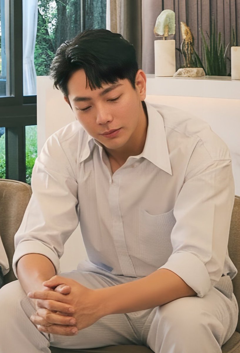 ไม่รู้อัพตีความครต.กฤษณ์เป็นยังไง แต่เห็น2รูปนี้ ไม่มีหมิงไม่มีอัพหรือตัวละครใดๆเลย เห็นผช.วัยผู้ใหญ่ที่นิ่งแต่เนี๊ยบเหมือนอยู่ในกฎในกรอบตลอดเวลา ใบหน้าสายตาดูอบอุ่นและน่าเกรงใจในคราวเดียวกัน ปกติคงไม่ค่อยได้ยิ้ม รอมีคนรักน่าจะสดใสขึ้นแต่ยังคีพคูลอยู่ ดีมากอัพเก่งมาก #uppoompat