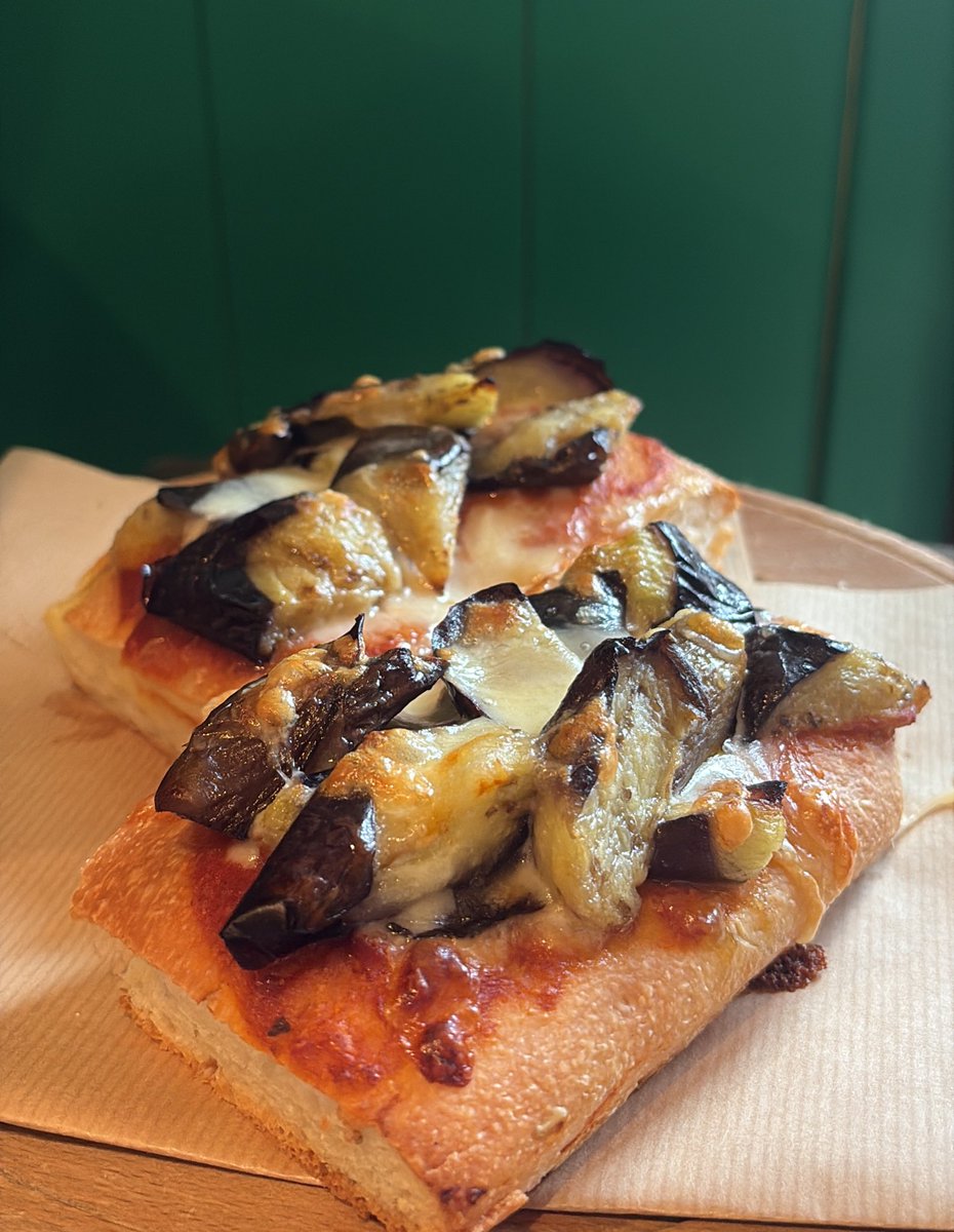 おはようございます10月22日（水曜日）

本日の日替わりはナスのトマトソース

シフォンはアールグレイ
タルトはポム

水曜日限定畳パン焼きます

今日は気温もぐっと冷えておりますが
元気に参りましょー

今週もどうぞよろしくお願いします