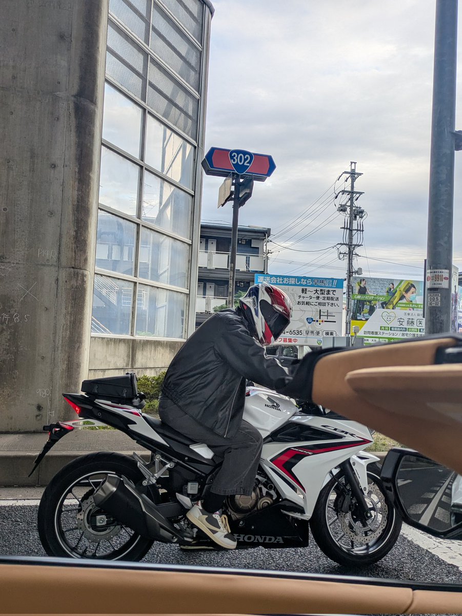cubaka_zngr's tweet image. トラヴィスでバイク乗る男