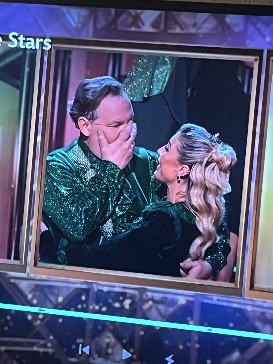 yall are gonna give this man survivors guilt #dwts