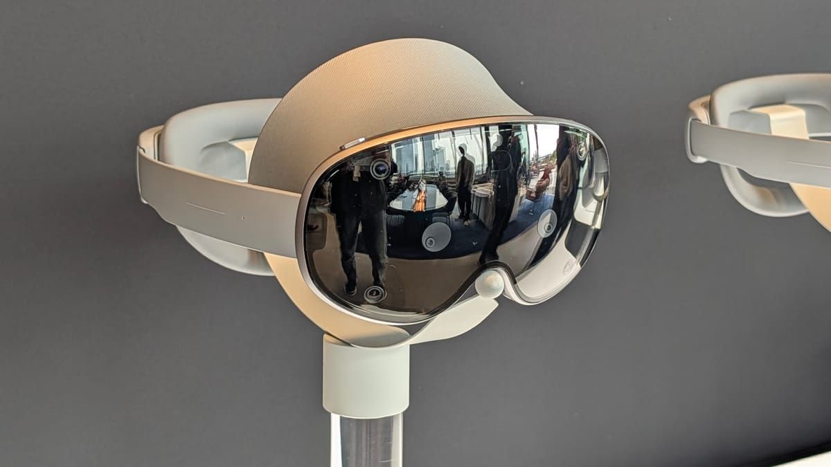 androidfaithful's tweet image. Hands On with the @Samsung Galaxy XR Headset: The First Android XR Device with Built-in Gemini AI. Find out what @JasonHowell thought of Samsung's first consumer-ready mixed reality headset for $1800. #AndroidXR #Android
buff.ly/idLriDH