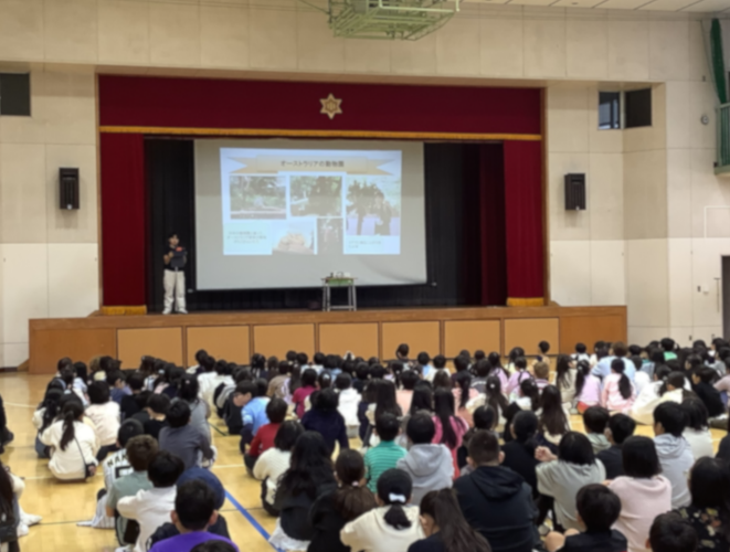 azabues's tweet photo. 10/22　港区小学生海外派遣団の一員として、夏休みにオーストラリアにホームステイしていた６年生が、全校の前で体験発表を行いました。現地で学んだ文化や生活の様子を、クイズを交えながら分かりやすく紹介してくれました。多くの児童が世界に目を向け、学びを広げていってほしいと思います。 https://t.co/13TBlSToHx