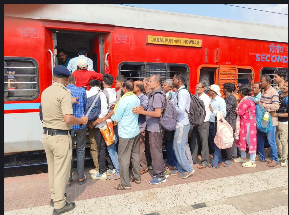 RailMinIndia's tweet photo. As crowds surge during the festive season, @RPF_INDIA personnel at Howrah station, West Bengal, tirelessly oversee the premises both from the CCTV Control Room and on ground, ensuring passenger safety at every hour. https://t.co/KYkh6YZGxh
