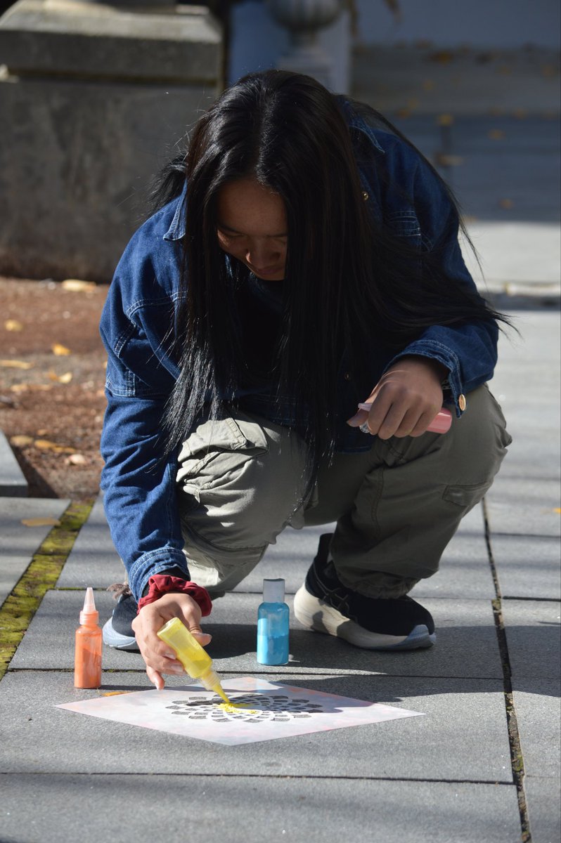 BancroftSchool's tweet photo. 🌸✨ In celebration of Diwali, the Asian Culture Club and the World Religions &amp; Cultures class hosted a rangoli-making event in the courtyard, where Upper School students came together to create beautiful, colorful designs.

#BancroftSchool #Diwali #Rangoli #StudentLife https://t.co/GED5CWYERU