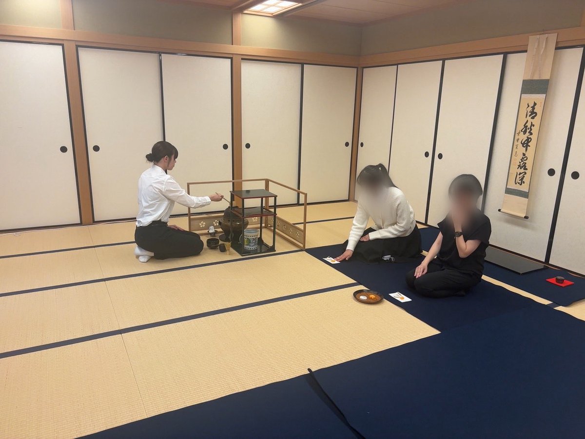 OWU_chado's tweet photo. ごきげんよう🍵大妻女子大学茶道部です。
先月行われた添釜茶会の様子です。
たくさんのお客様にご参加いただきました。
1年生は初のお茶会ということもあり、とても緊張していましたが無事終えることができて良かったです！
 #大妻女子大学  #茶道部  #表千家  #owu https://t.co/B2iyLLx9BA