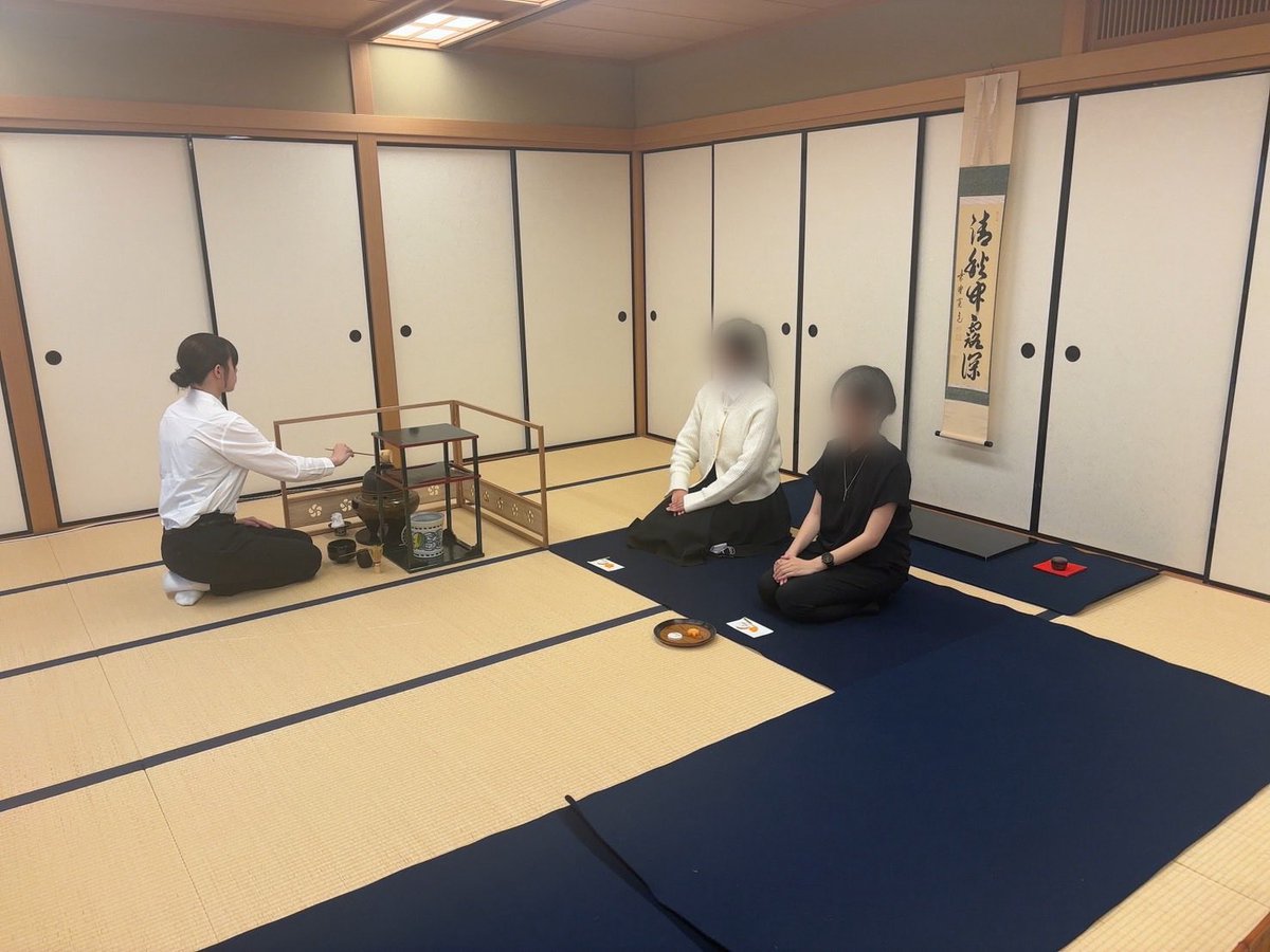 OWU_chado's tweet photo. ごきげんよう🍵大妻女子大学茶道部です。
先月行われた添釜茶会の様子です。
たくさんのお客様にご参加いただきました。
1年生は初のお茶会ということもあり、とても緊張していましたが無事終えることができて良かったです！
 #大妻女子大学  #茶道部  #表千家  #owu https://t.co/B2iyLLx9BA