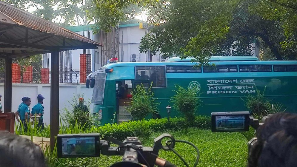 newsflash24bd's tweet image. newsflash24bd.comসেনা-কর্মকর্তাদের-আনা-হয়/