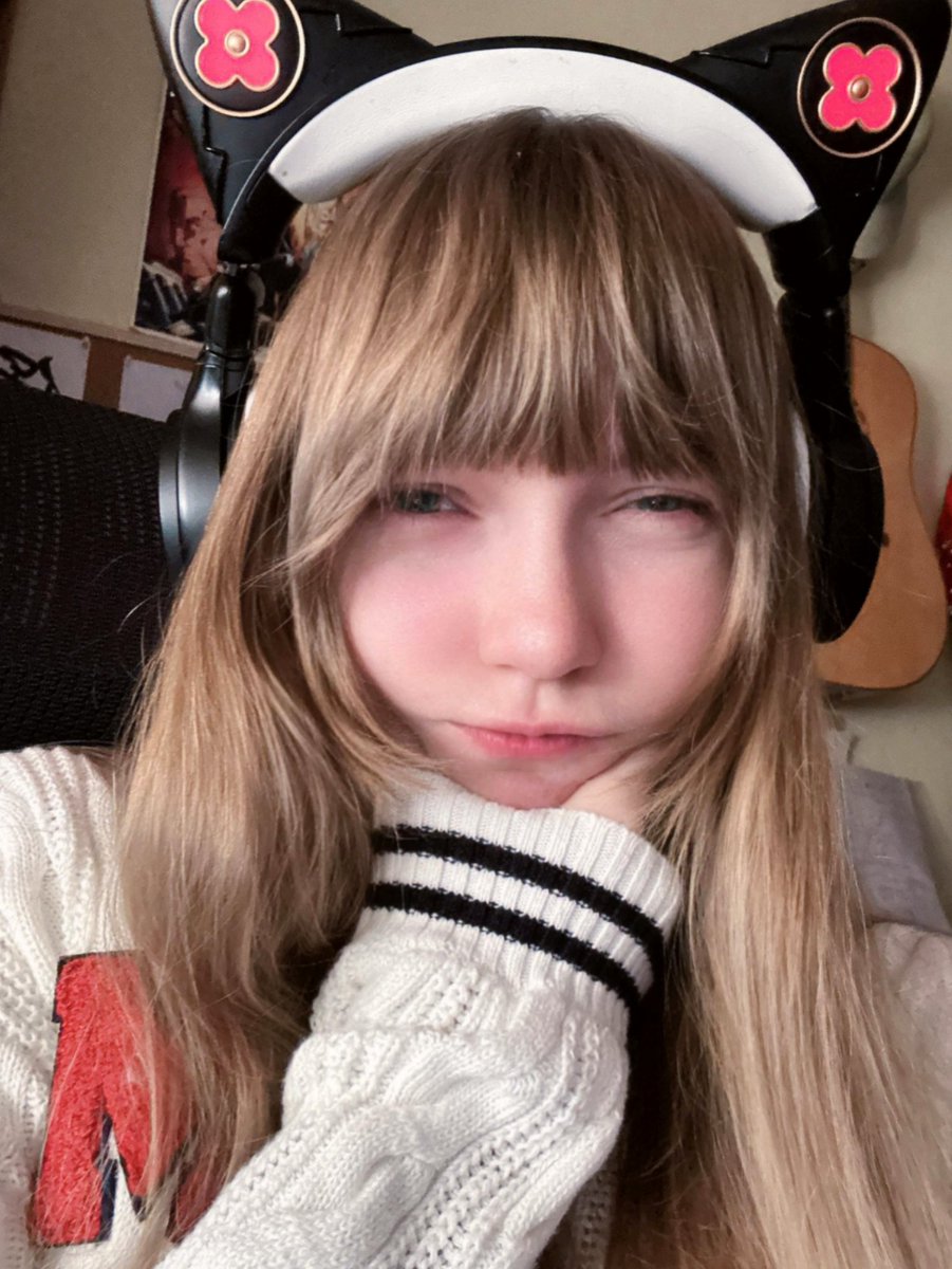Lurumiin's tweet image. Just trying to be the kind of girl you can’t scroll past 💞
the soft one, the one that makes you stop for a second and smile 🩷