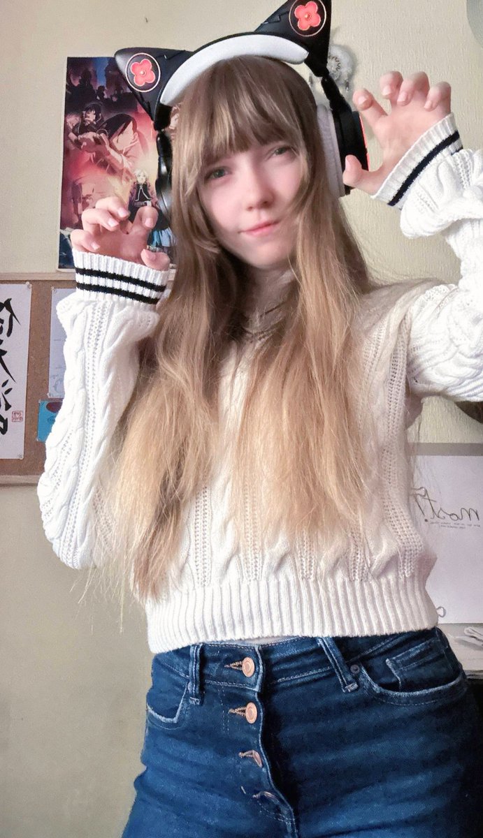 Lurumiin's tweet image. Just trying to be the kind of girl you can’t scroll past 💞
the soft one, the one that makes you stop for a second and smile 🩷