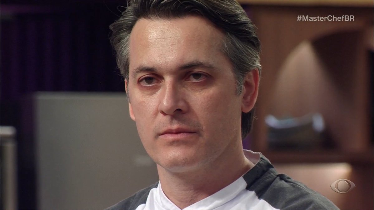 O Johnlee tá tipo aquela pessoa que quer se demitir a todo custo mas que ainda tá no boleto 5/12 pra pagar… O sofrimento latente, gente. 

#MasterChefBR