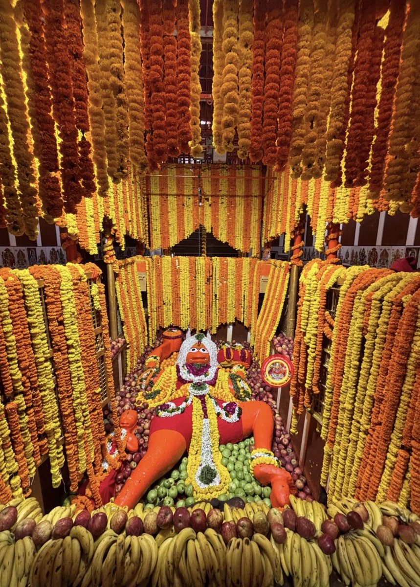 Jayalko1's tweet image. कानन मंडली कपि बरु बहुतेरे ।
हनुमान समान नहिं कोउ घनेरे ॥
भावार्थ:
वानरों की बड़ी मंडली में अनेक वीर हैं, परंतु हनुमान के समान कोई नहीं।
प्रयागराज बड़े हनुमान जी प्रातः दर्शन🚩