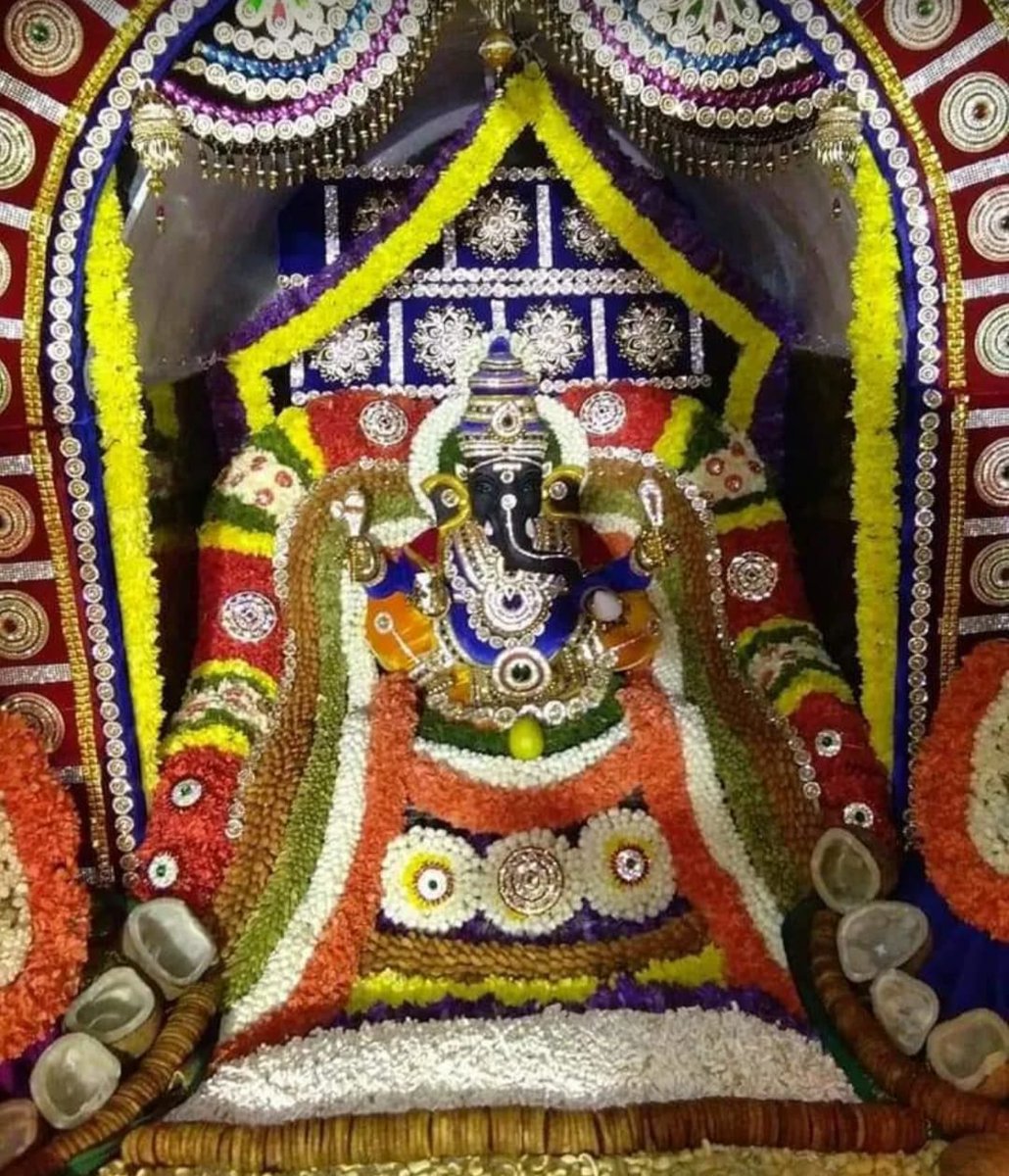 Vakratunda mahakaya Surya koti samaprabha nirvignam kurumedeva sarva karyeshu sarvada 🙏🙏