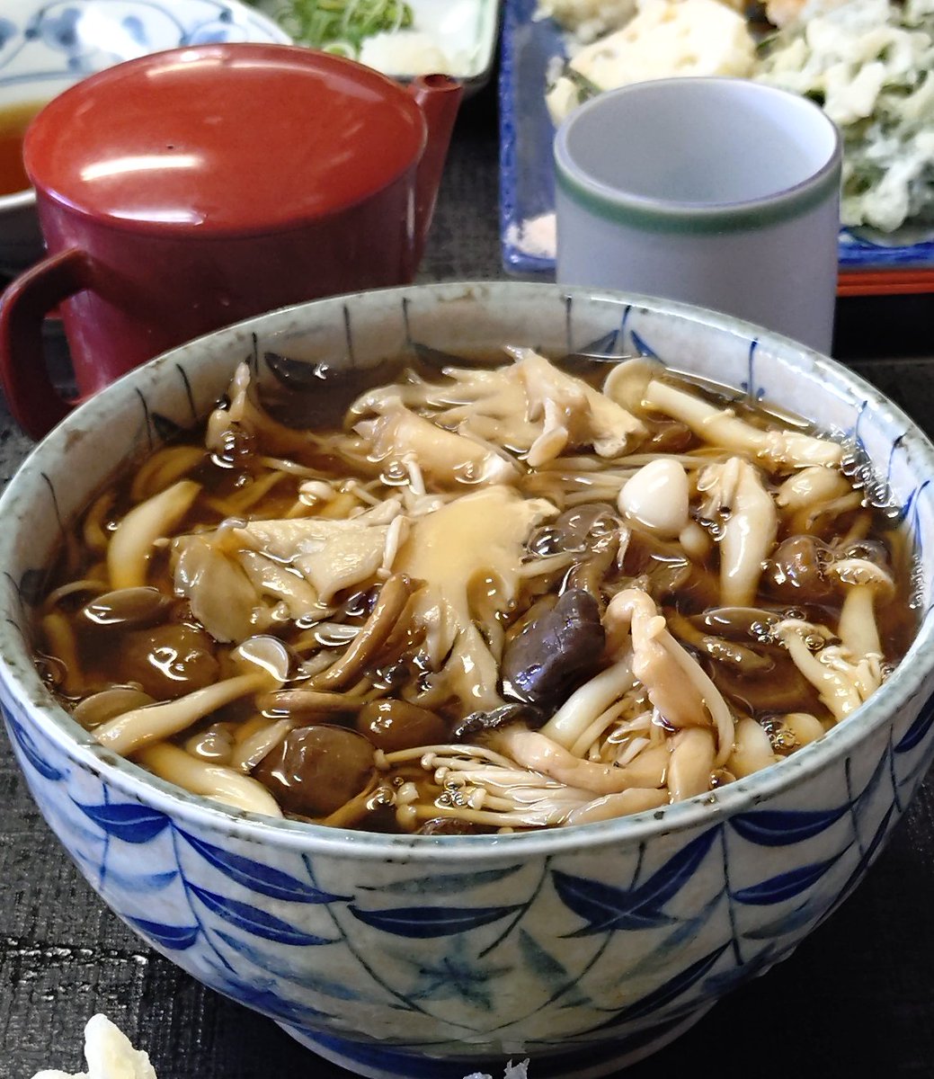 寒くなってきましたね
きのこ蕎麦あったかい🔥
きのこ🍄‍🟫たっぷり
新蕎麦です
科学調味料使いません
だから
おつゆが美味しいです
定休日(火)
📞027-364−4474
#きのこ蕎麦 #新蕎麦 
#温かい蕎麦 #十割蕎麦 
#そば処叶家 #叶家 #旨い