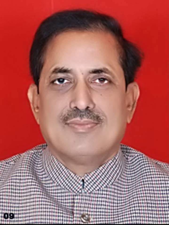 HemantKatareMP's tweet photo. आदरणीय पिताजी,
आपकी अनुपस्थिति आज भी हर क्षण महसूस होती है। आपने जो मूल्य, संस्कार और कर्मपथ हमें दिए, वही आज हमारे जीवन की दिशा बने हुए हैं। आपके जाने के बाद भले ही समय बीत गया हो, पर आपकी सीख, आपकी सोच और आपका आशीर्वाद हर कदम पर साथ है।

चंबल की मिट्टी में आपके प्रयासों की खुशबू आज भी बसती है। आपने अटेर परिवार के उत्थान, सम्मान और एकजुटता के लिए जो कार्य किए, वे इतिहास का हिस्सा बन चुके हैं। आप सिर्फ एक मार्गदर्शक नहीं थे — बल्कि संघर्ष में विश्वास, सेवा में समर्पण और समाज के प्रति कर्तव्य का जीता-जागता उदाहरण थे।

इस पुण्यतिथि पर मैं यह प्रण लेता हूँ कि आपकी विरासत को और सशक्त बनाऊँगा।
आपके विचारों और सिद्धांतों को आगे बढ़ाना ही मेरे जीवन का उद्देश्य रहेगा।
जब तक जीवन में सांसें हैं, अटेर की जनता के सुख-दुख में, उनके हर संघर्ष में मैं सदैव उनके साथ खड़ा रहूंगा।

आपका हेमंत, आपके संस्कारों की छाया में,
अटेर को नई पहचान और ऊंचाई देने के लिए पूरी निष्ठा से कार्य करता रहेगा।

आपको सादर नमन और श्रद्धापूर्ण प्रणाम।
आपकी प्रेरणा ही मेरी सबसे बड़ी पूंजी है।