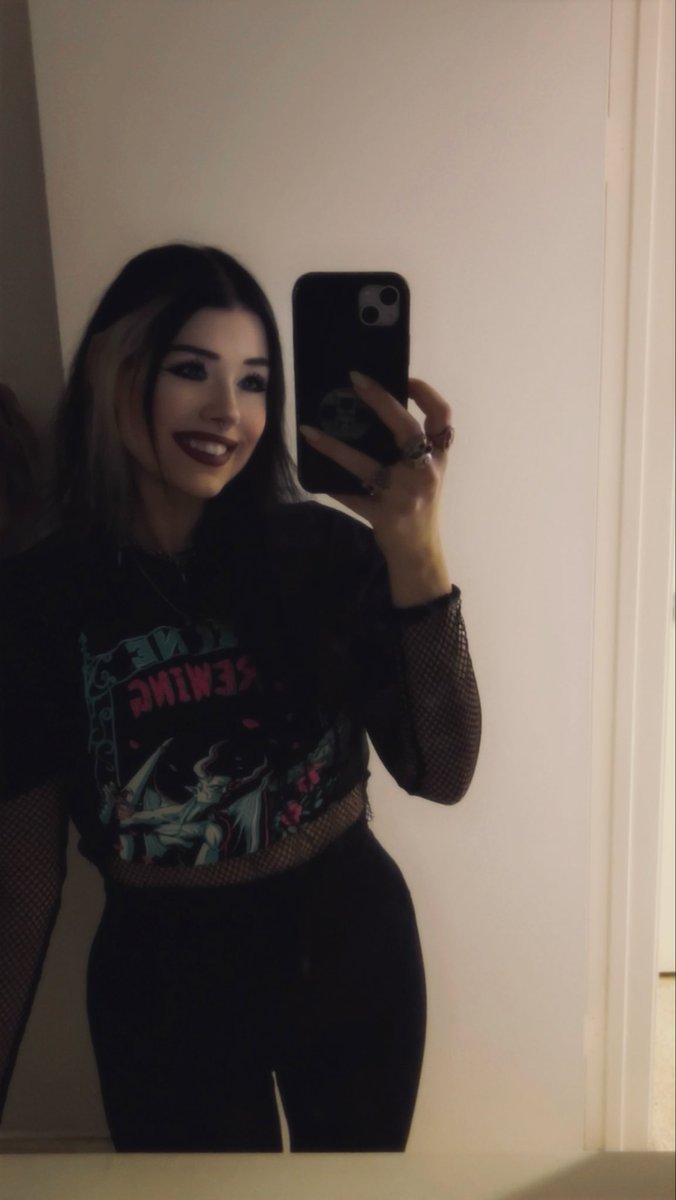 Live | Happy to be back 🤍
Twitch.tv/wolfatyourgate