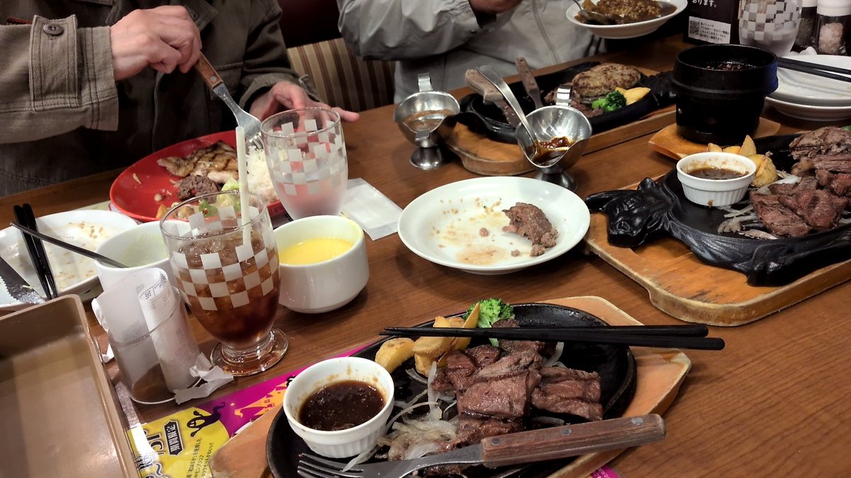 旦那とご飯食べてパピィとご飯食べて実家のみんなでご飯食べたこの2日間！
一番美味しいの肉中華というね。
肉中華だと温かいのも美味しいね